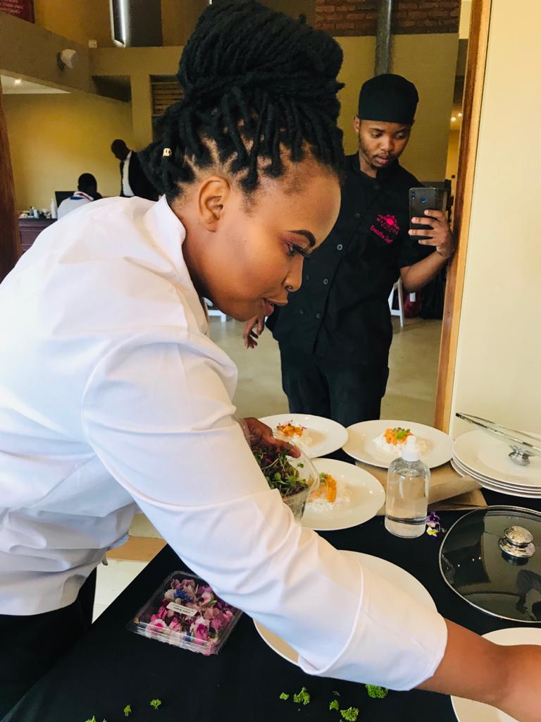 Mazikode_Events's tweet photo. The chef doing her magic during #CookingClassesbyMaZikode and @melz_mashimane capturing the moment 😅👩🏾🍳 #MazikodeEvents https://t.co/MQT8QmAhTW