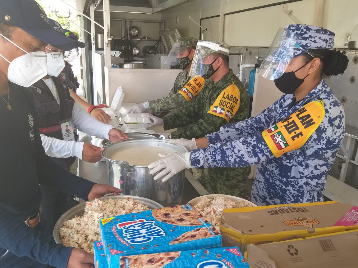 HRS4NTOS's tweet photo. #EjércitoMexicano proporciona alimento a familias yucatecas que resultaron afectadas por el paso de la Tormenta Tropical “Zeta”. #Yucatan @SEDENAmx #EjercitoyFAM #FelizLunes #PoderososMuertos #2denoviembre @EJTO_FAM_GN @Luis_C_Sandoval @cesargutipri https://t.co/JLdaprbt8N