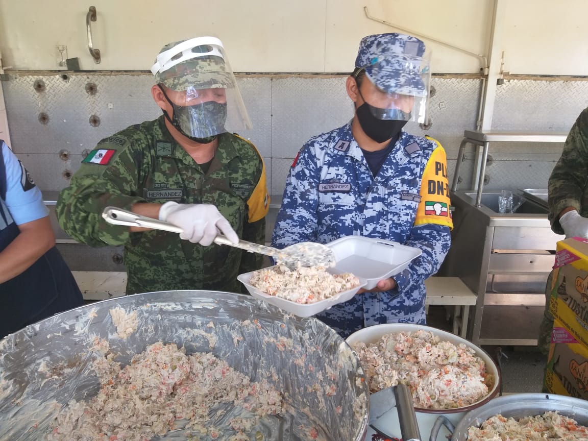HRS4NTOS's tweet photo. #EjércitoMexicano proporciona alimento a familias yucatecas que resultaron afectadas por el paso de la Tormenta Tropical “Zeta”. #Yucatan @SEDENAmx #EjercitoyFAM #FelizLunes #PoderososMuertos #2denoviembre @EJTO_FAM_GN @Luis_C_Sandoval @cesargutipri https://t.co/JLdaprbt8N
