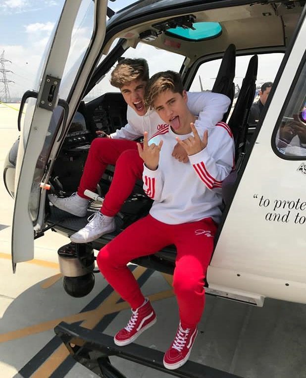 Ellos: bien relax         fandom:✈🤡🐔