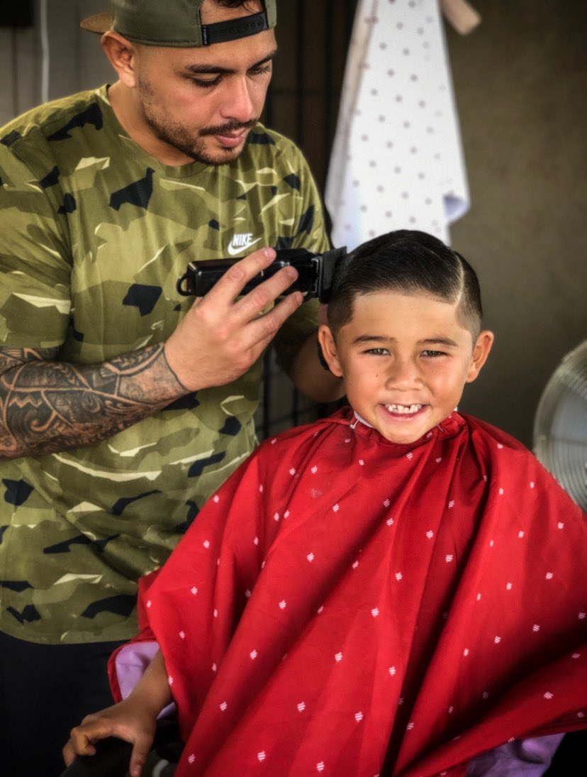 stevensramos7's tweet photo. MONDAY MOOD 👊🏽💯 BOOK ➡️ https://t.co/jchSPYbYqM #HawaiiBarbers #HawaiiBarber #MauiBarbers #MauiBarber #MauiHaircuts #HawaiiHaircuts #HawaiiFinest #HIFinest #FiyahFades #FiyahFadez #KillaKuts #KillaKutz #Barbers #Barber #TheFinestBarbers #BarberArt #BarberDesigns #LitBarbers https://t.co/uBdV8dY82R