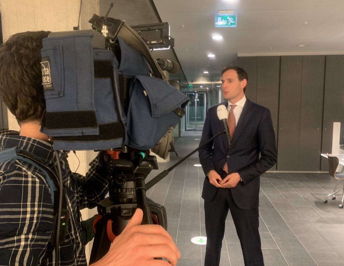 RoelSchrein's tweet photo. Minister Hoekstra: blij dat FNV verantwoordelijkheid heeft genomen, nu piloten nog #loonoffer #miljardensteun #KLM https://t.co/NXcuw6Uf0k