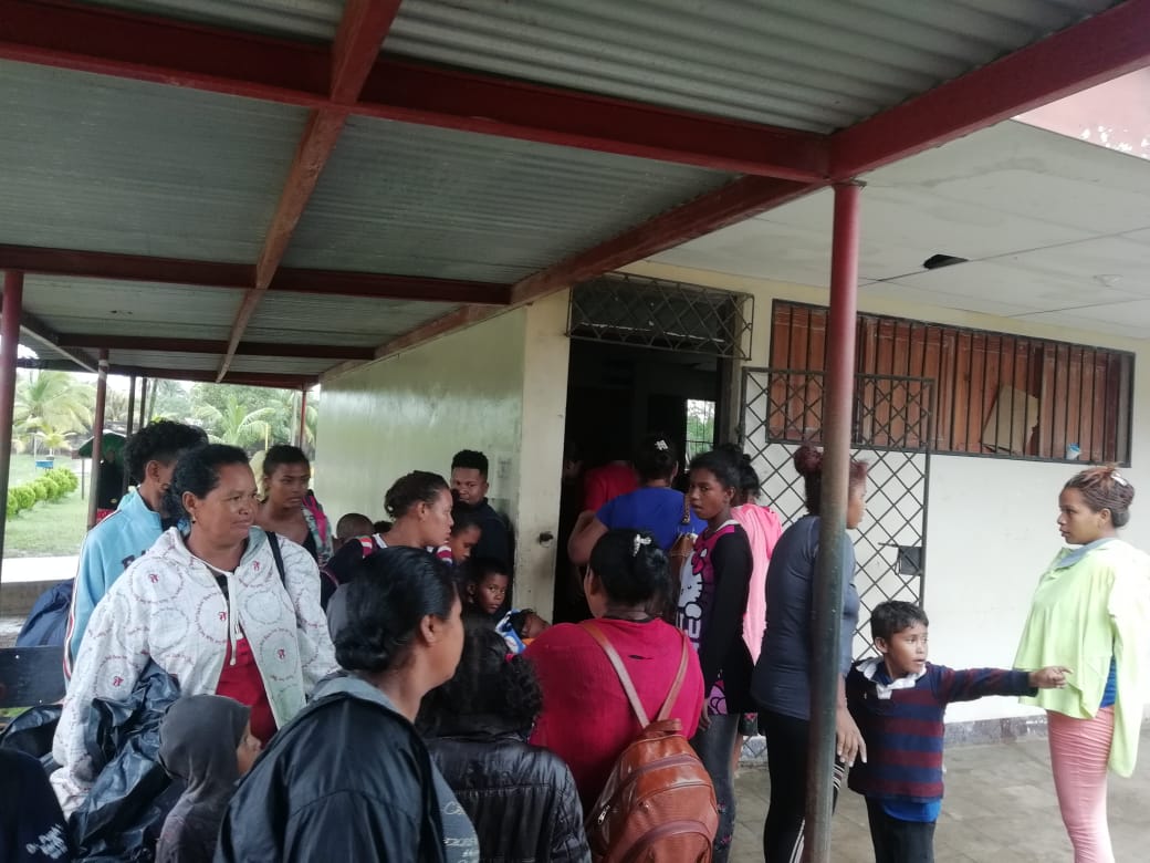 Mauxi27's tweet photo. #EnImágenes||
Familias de #Bilwi son trasladadas a albergues, donde tendrán techo, comida y seguridad, como parte de las medidas de preservación de la vida frente a #Etay su paso por #Nicaragua https://t.co/1N7sFteXb1