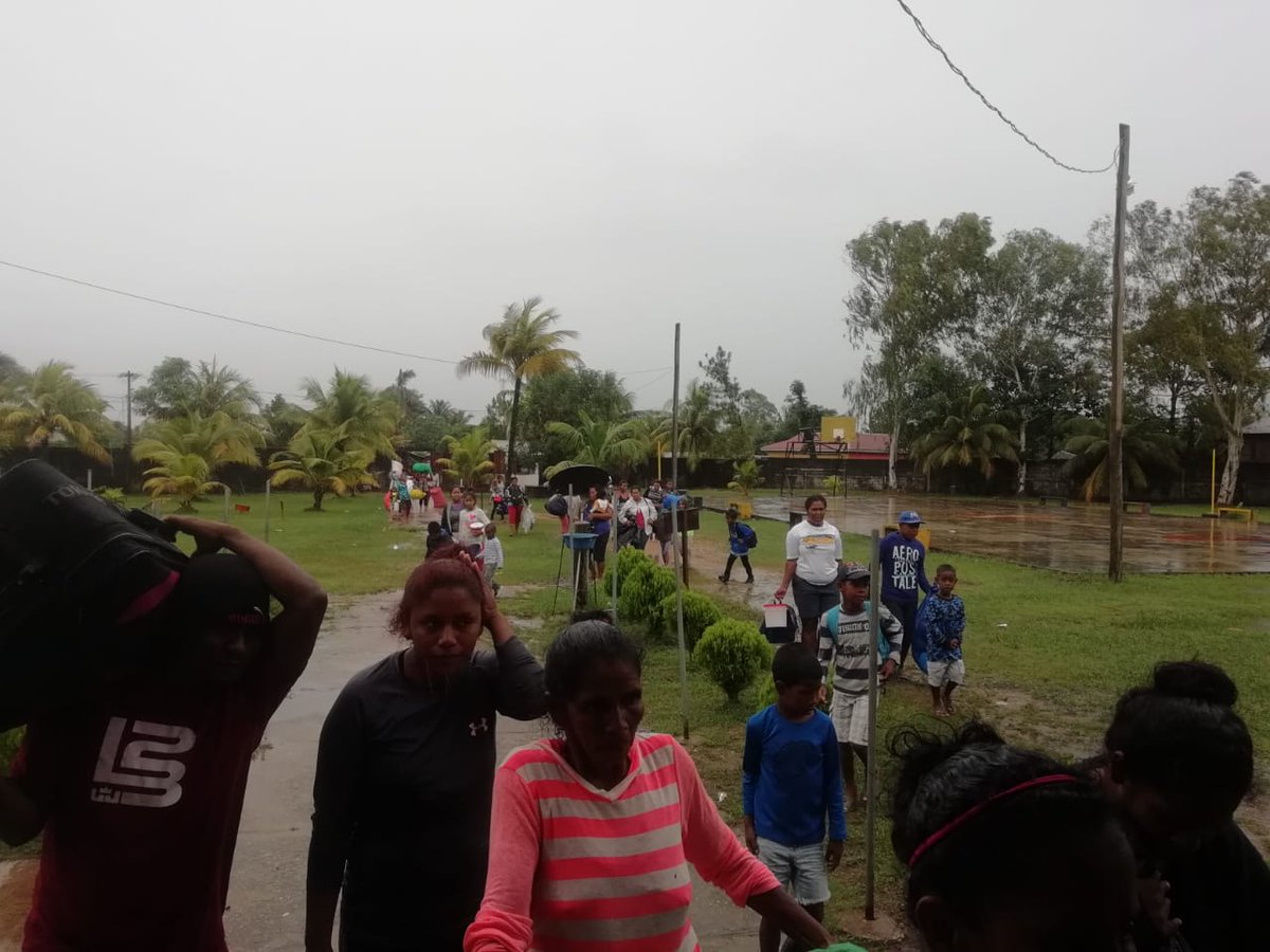 Mauxi27's tweet photo. #EnImágenes||
Familias de #Bilwi son trasladadas a albergues, donde tendrán techo, comida y seguridad, como parte de las medidas de preservación de la vida frente a #Etay su paso por #Nicaragua https://t.co/1N7sFteXb1