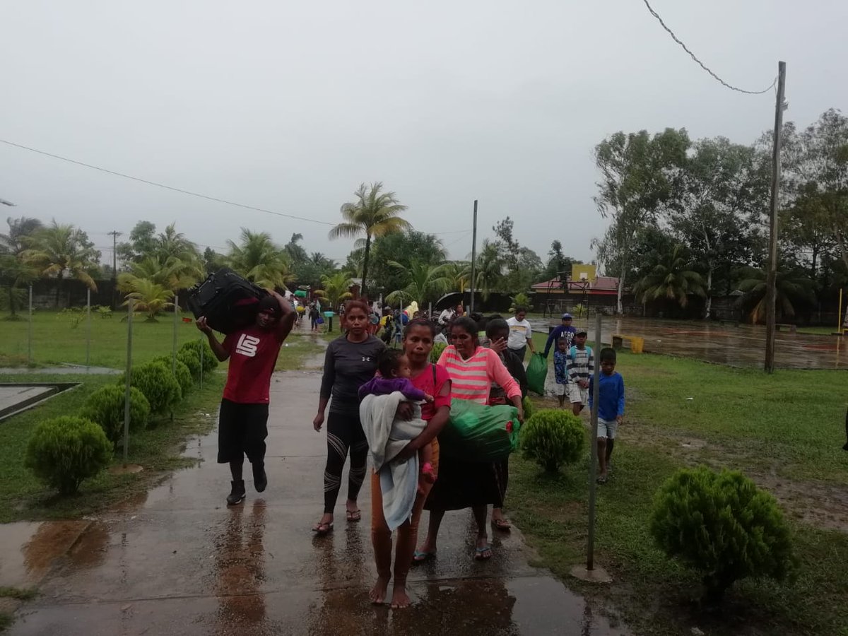 Mauxi27's tweet photo. #EnImágenes||
Familias de #Bilwi son trasladadas a albergues, donde tendrán techo, comida y seguridad, como parte de las medidas de preservación de la vida frente a #Etay su paso por #Nicaragua https://t.co/1N7sFteXb1