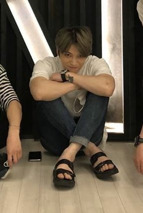 131107 JYJ Naver LINE"Wanna see my foot? Here you go!"