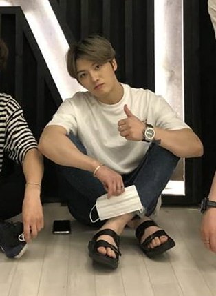 131107 JYJ Naver LINE"Wanna see my foot? Here you go!"