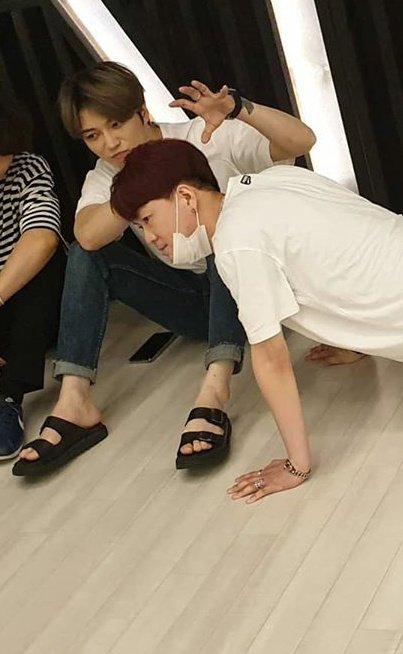 131107 JYJ Naver LINE"Wanna see my foot? Here you go!"