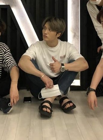 131107 JYJ Naver LINE"Wanna see my foot? Here you go!"