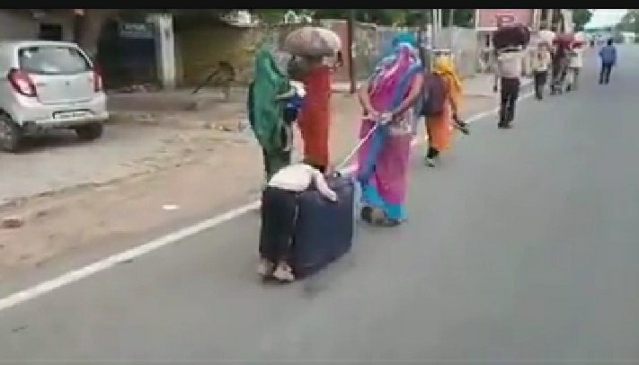 alarafatengr's tweet photo. Taswero ki apni zuban hoti hai kahi peeda hai to kahi aah our kahi bebasi to kahi paoun me chaale
#Bihar #Election2020 #ElectionDay #BiharElections
#ModinomicsDestroysIndia
#BJP_भगाओ_देश_बचाओ
#BiharRejectModi
#BiharPolls
#IndiaRejectsModi https://t.co/Kszgd7UmGm