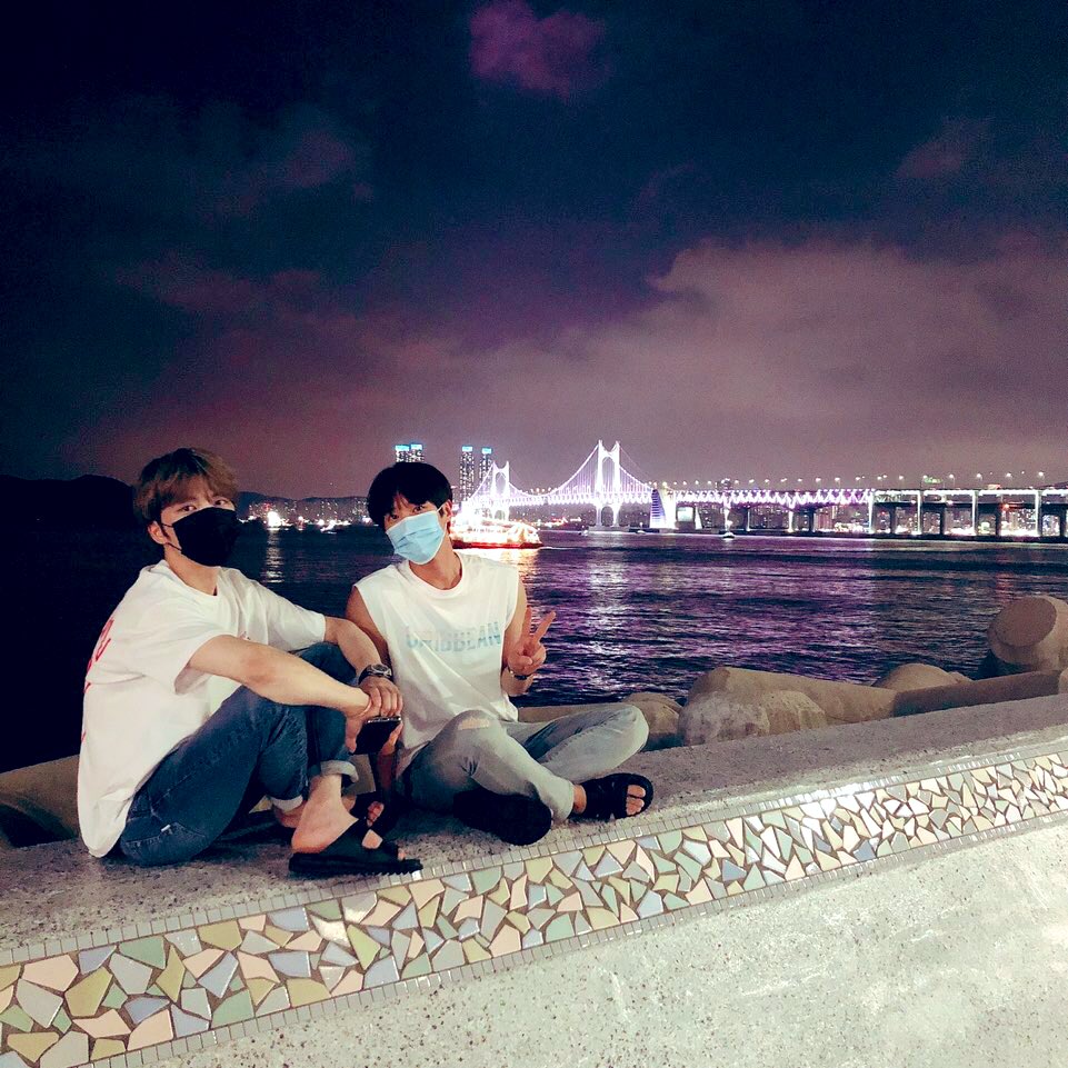 131107 JYJ Naver LINE"Wanna see my foot? Here you go!"