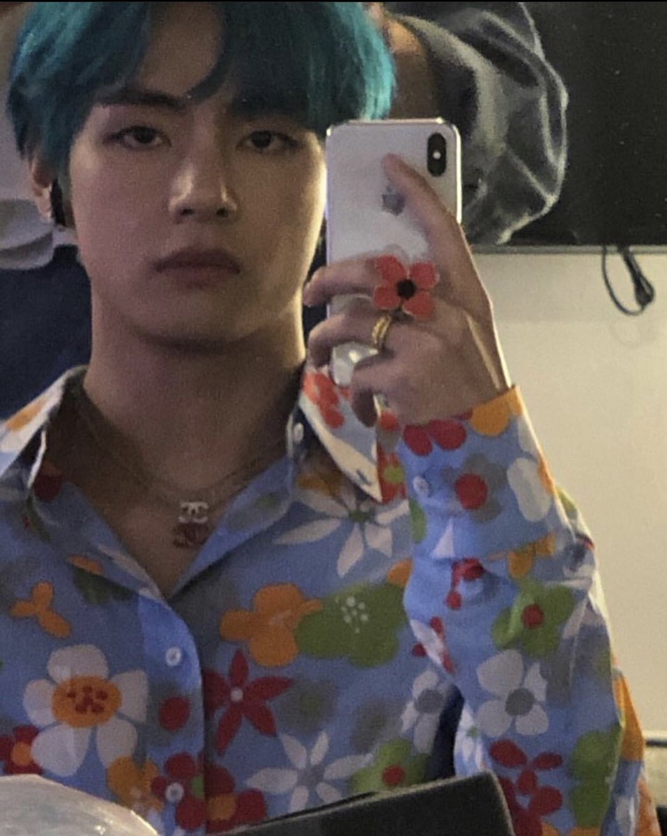 NamJinHVJS_BTS's tweet photo. O.o I might dye my hair a dark shade of blue or navy.... Thanks V <3 #ARSD #ARMYSelcaDay https://t.co/68TEDzjYDP
