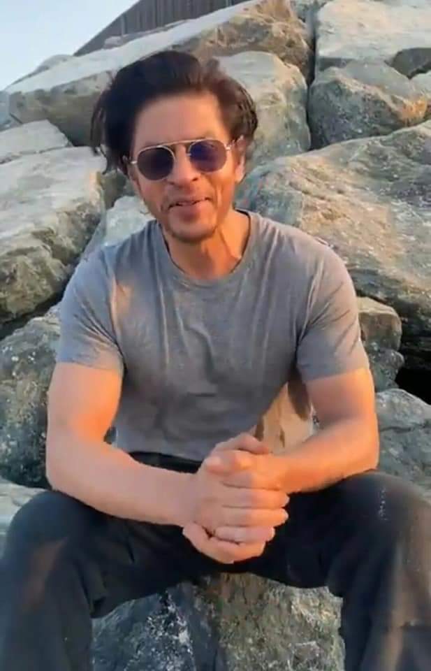 SamSRKian_31's tweet photo. 🎉🎉Happy Birthday King Khan SRK my boss love you god bless you😘😘 ❤️🎂🎂🎂

#HappyBirthdaySRK 
#HappyBirthdayShahRukhKhan
#HappyBirthdayKingKhan https://t.co/0VB6glnGXh