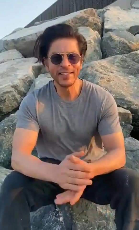 SamSRKian_31's tweet photo. 🎉🎉Happy Birthday King Khan SRK my boss love you god bless you😘😘 ❤️🎂🎂🎂

#HappyBirthdaySRK 
#HappyBirthdayShahRukhKhan
#HappyBirthdayKingKhan https://t.co/0VB6glnGXh