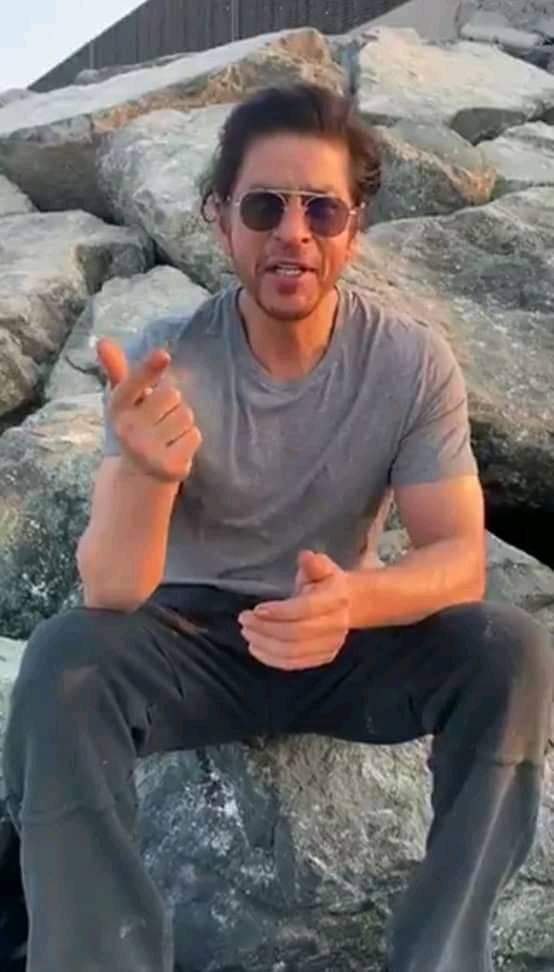 SamSRKian_31's tweet photo. 🎉🎉Happy Birthday King Khan SRK my boss love you god bless you😘😘 ❤️🎂🎂🎂

#HappyBirthdaySRK 
#HappyBirthdayShahRukhKhan
#HappyBirthdayKingKhan https://t.co/0VB6glnGXh