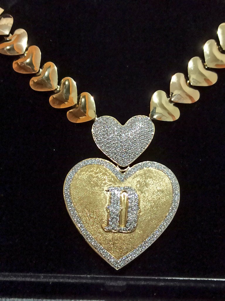 Mulher deve ser tratada como jóia, então nada melhor que um presentão para sua princesa por te aturar e fechar 10 x 10. 😂💘💝
Alô meninas só marcar seu @