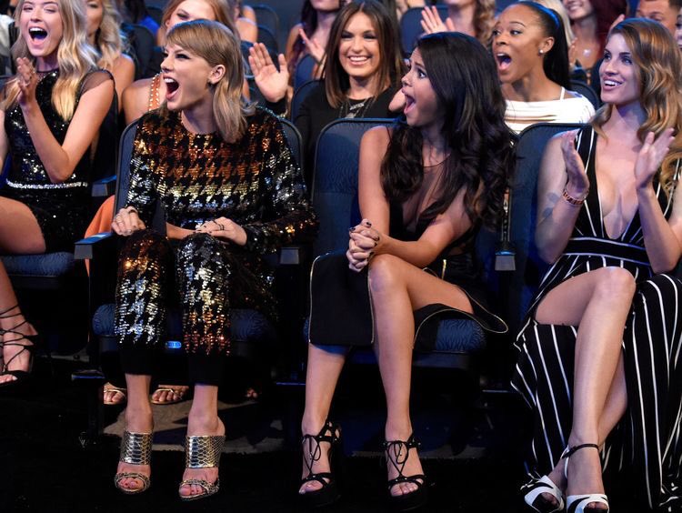 SGVoteSquad's tweet photo. Taylor was the only woman nominated in this category and it is clear that she is the only one worthy of this award.

I’m voting for Taylor Swift as “Artist of the Year” at #AMAs https://t.co/0yNEmKQE0R