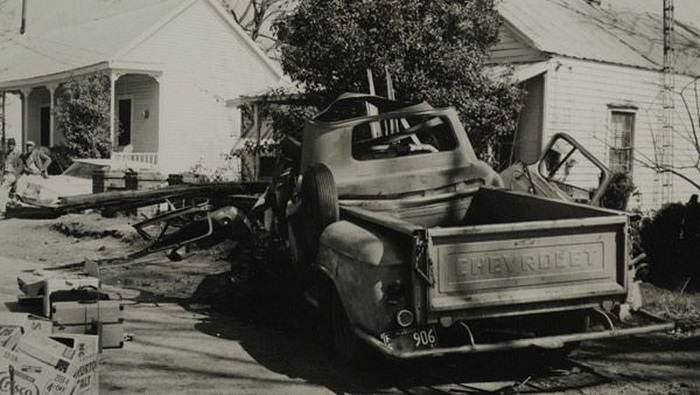 AntheRhodes's tweet photo. Wharlest Jackson, a Korean War vet &amp; father of five was a NAACP treasurer in Natchez, MS. On Feb 27th, 1967 a bomb placed under his truck exploded, killing him instantly. His eight year-old son, Wharlest Jr., the first to find him, cried, "Daddy, get up. Daddy, get up!" #VOTE https://t.co/aEtFarah8H