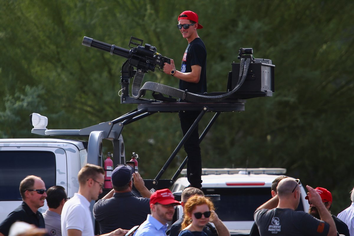 Raphaelgodet's tweet photo. Incroyable photo prise par Edgar Garrido (@Reuters) ce lundi, lors du meeting de Donald Trump Jr, à Scottsdale (Arizona). Un supporter exhibe tranquillement un fusil d'assaut. #Election2020 https://t.co/BM70KYTO8Z