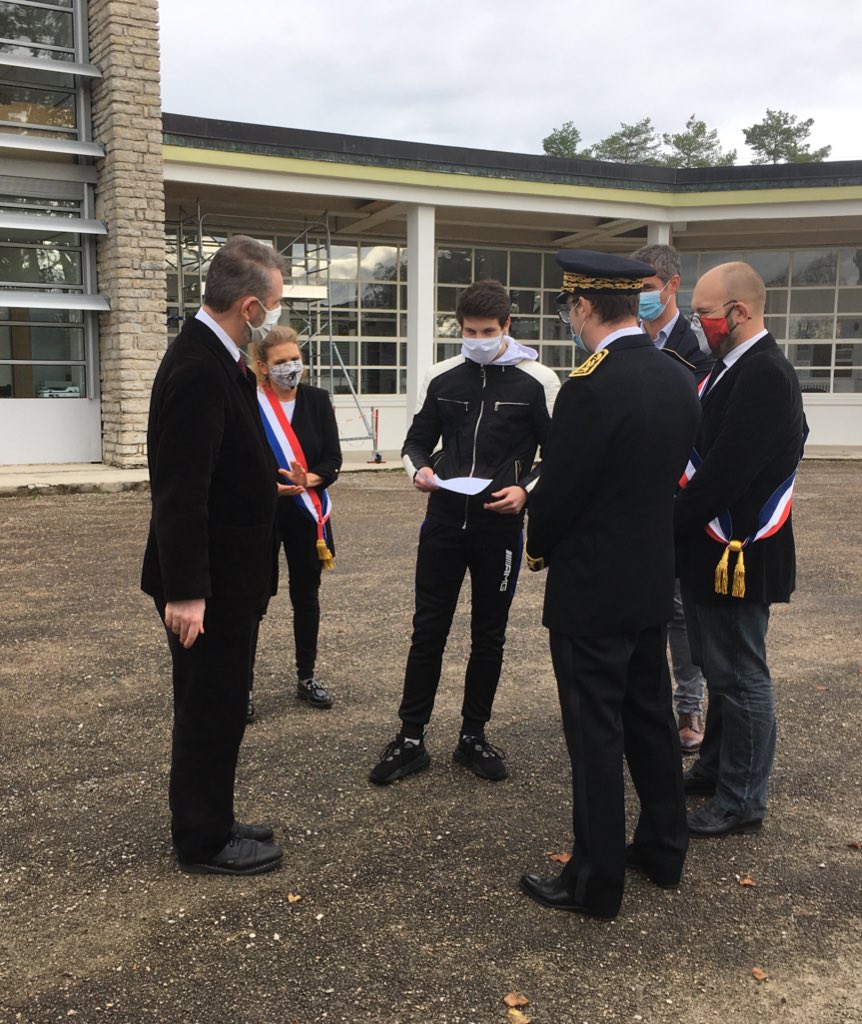 NicolasAbraham's tweet photo. Élèves et personnels de l’EREA de Crotenay @erea39 réunis pour rendre hommage au professeur #SamuelPaty : minute de silence et affirmation collective de notre attachement aux valeurs de la République avec @ChanetJF, @Prefet39, @MahdiTamene, les élus @S_Vermeillet et O. Cavallin. https://t.co/NpHmAVyS3H
