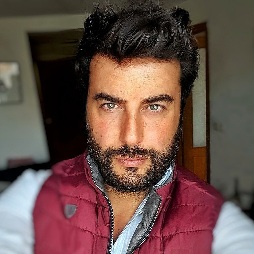 JorgeLimia's tweet photo. Con colorcito del #destino que acabamos de grabar. Y este jueves nueva entrega de @vascospormundo Os espero el 5 de noviembre a las 22:30 En @euskaltelebista Y en @eitbeus para los que estéis fuera de #Euskadi Un abrazo enorme a todos por vuestro fiel seguimiento. 😘😘😘 https://t.co/rmnw8yAzDr