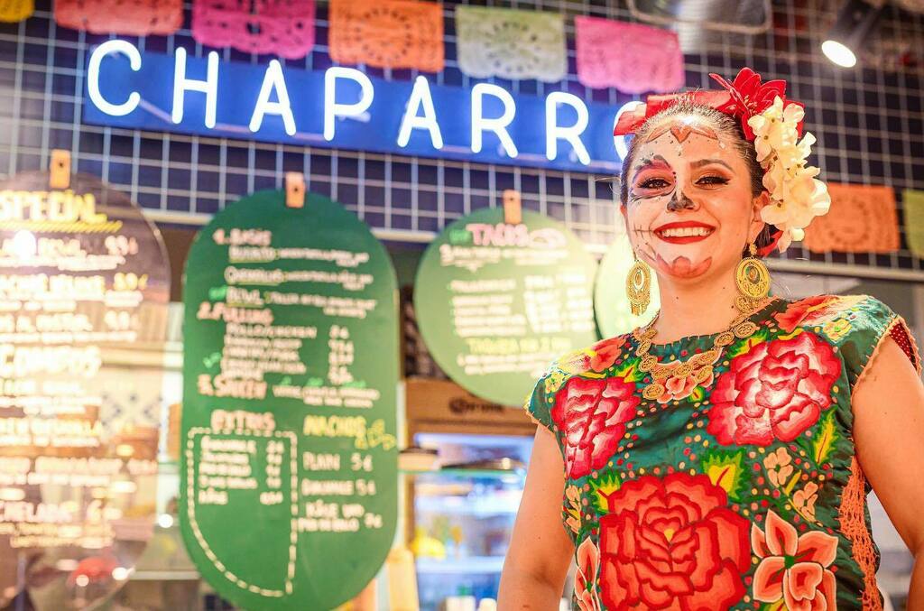 Hagens_World's tweet photo. 💀Dia de Muertos en Chaparro Berlin 💀
.
#diademuertos #diadelosmuertos #DayoftheDead #Mexico #hagensworldphotography #Mexiko #AleMx #MxDe #mexicanculture #mexicoingermany #lacatrina #chaparroberlin #bikiniberlinmall https://t.co/Q2DJn695NV https://t.co/I9vRRMzj6q