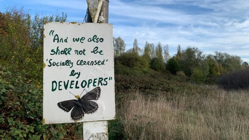 Rebirding1's tweet photo. Wormwood Scrubs was a haunt of my father years ago, whenever he escaped the city. It has been an escape ever since. Now, more than ever, we know how important a city's fresh air &amp; green lungs can be. And this glorious, lizard-filled scruffiness deserves to survive. Please sign 🐜 https://t.co/B9aKywooRv