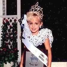 La pequeña ganó varios títulos, incluyendo America’s Royal Miss, Colorado State All-Star Kids Cover Girl, Little Miss Charlevoix Michigan, Little Miss Colorado, Little Miss Merry Christmas, Little Miss Sunburst y National Tiny Miss Beauty.