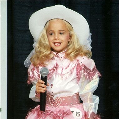 La pequeña ganó varios títulos, incluyendo America’s Royal Miss, Colorado State All-Star Kids Cover Girl, Little Miss Charlevoix Michigan, Little Miss Colorado, Little Miss Merry Christmas, Little Miss Sunburst y National Tiny Miss Beauty.