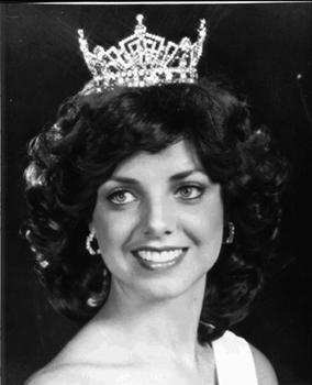 Presidente y jefe ejecutivo de Access Graphics. Su madre, había sido reina de belleza a los 20 años. Patsy comenzó a presentar a JonBenét a numerosos concursos de belleza, llegando incluso a financiar algunos de los certámenes en los que participaba.