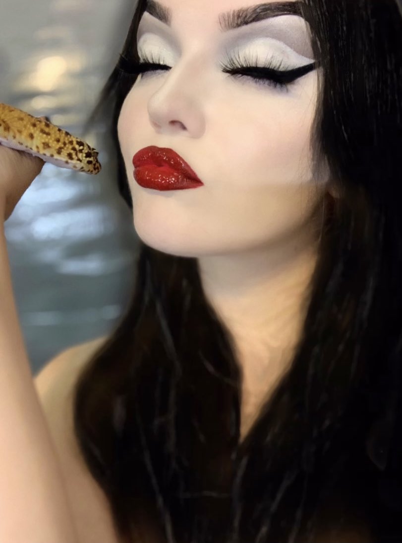 savMFroach's tweet image. Me and my gecko talk shit about u✨