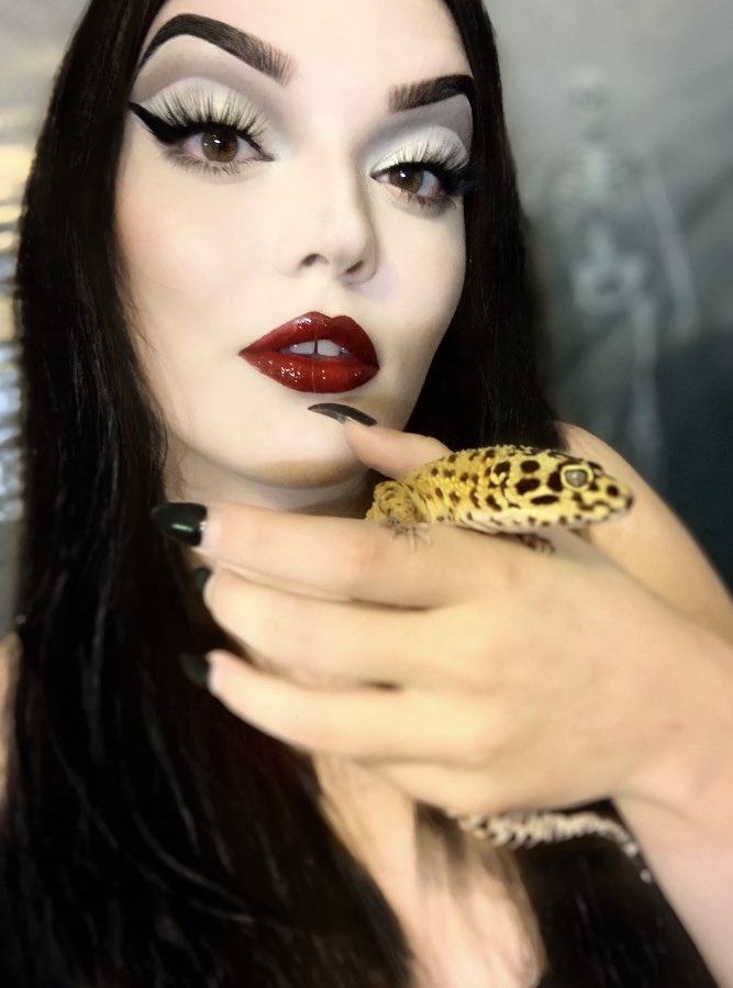 savMFroach's tweet image. Me and my gecko talk shit about u✨