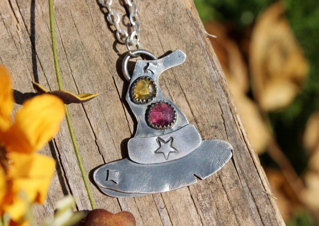 bloomingggemz's tweet photo. Witch Hat Pendant 🧙🏻‍♀️⭐️🍂💗🔮✨
Made with yellow + pink tourmaline gems https://t.co/IUgRWPdh8M