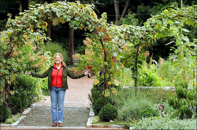 NYRP's tweet photo. She sings, she dances, she cleans, she greens… she rules! To our incredible founder @bettemidler: THANK YOU for the countless hours, amazing creativity, and immeasurable love you put into #NYRPHulaween to make it a success for our 52 parks and gardens 💚 https://t.co/30kBUTFOyS