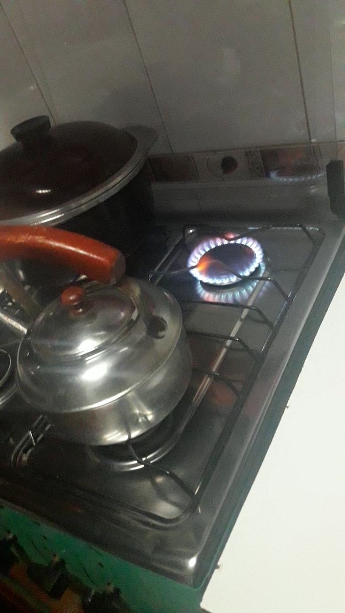 Lrd_Camila's tweet photo. @marguilleen4 Te cuento algo para que no te sientas mal, recién fui a poner la pava para el mate y volví a leer mientras tanto, fui a buscar el agua porque ya tendría que estar y NUNCA APOYÉ LA PAVA EN EL FUEGO, así estaba https://t.co/U98gMXdr6r
