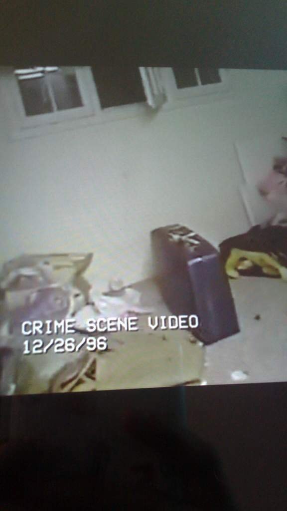 Llamaron a la policía, a pesar de las instrucciones que señalaban que no debían contactarlos. Un detective de la policía de Boulder, después de escuchar los relatos le pidió a John Ramsey que registrara a fondo la casa en busca de “algo inusual”