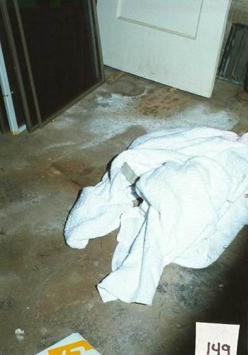 Así lo hizo con la ayuda de un amigo de la familia. En el sótano, 8 horas la desaparición, encontraron el cuerpo de JonBenét cubierto por una sábana blanca. El patrullero Richard French dijo que él se había extrañado por como reaccionaron los padres de la niña