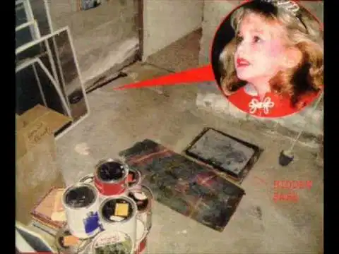 Así lo hizo con la ayuda de un amigo de la familia. En el sótano, 8 horas la desaparición, encontraron el cuerpo de JonBenét cubierto por una sábana blanca. El patrullero Richard French dijo que él se había extrañado por como reaccionaron los padres de la niña