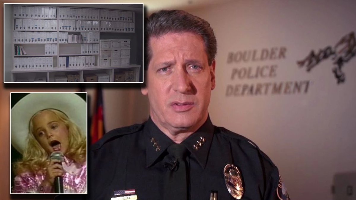 Así lo hizo con la ayuda de un amigo de la familia. En el sótano, 8 horas la desaparición, encontraron el cuerpo de JonBenét cubierto por una sábana blanca. El patrullero Richard French dijo que él se había extrañado por como reaccionaron los padres de la niña