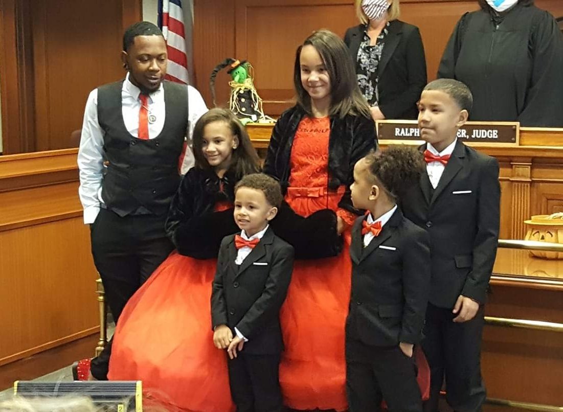 Goodable's tweet photo. As a child, Robert Carter was put into foster care and didn't see his siblings for years.

As he grew older, he was eventually given custody of them.

This year, when he found out five siblings in foster care had been separated, he knew what to do.

He adopted them all. https://t.co/MWlHg9DBlC