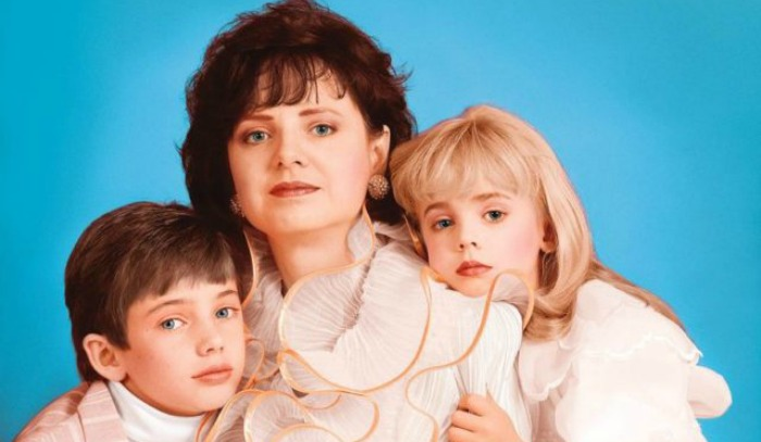 Los tabloides manejaban 2 teorías. La primera era que John asesinó a su hija después de un “juego sexual” . La segunda aducía que Patsy Ramsey, tras discutir con su marido porque éste acosaba a la niña, agarró un objeto pesado, se lo arrojó pero le dio a su hija por equivocación