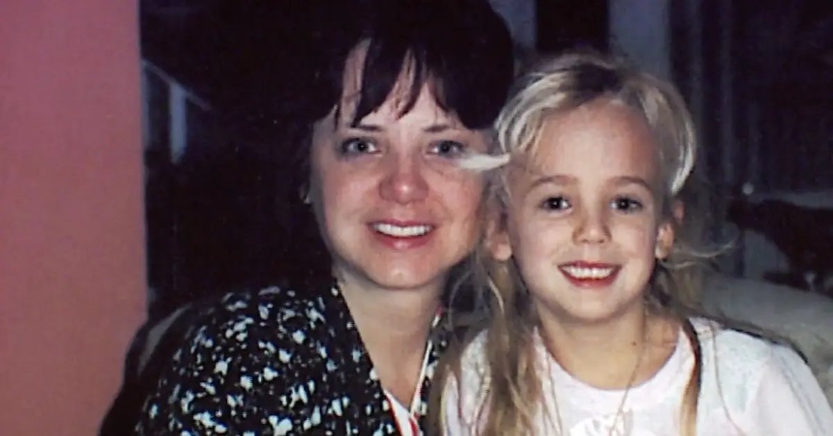 Una variación de esta teoría era que Patsy, en un arranque de ira, aventó a su hija contra una superficie dura . Ambas teorías sugerían que la muerte de JonBenét no fue planeada sino accidental y que por ello se elaboró un plan.