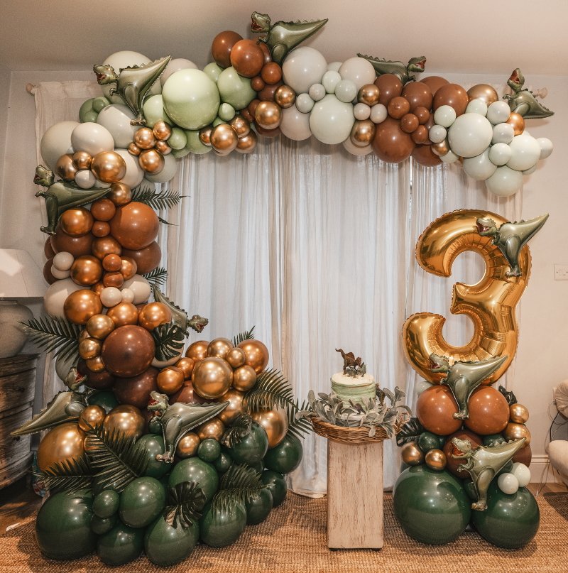 castleballoons's tweet photo. 🦖✨DINO DRAMA✨🦖

We had the best time creating this dinosaur display of dreams for Knox’s 3rd birthday! Thank you for having us @joeykendalbrown &amp; @andybrownofficial 🦖🐾

#dreamingofcastleballoons 

#3rdbirthdayballoons #dinoballoon #dinosaurs https://t.co/rZZIjalQTC