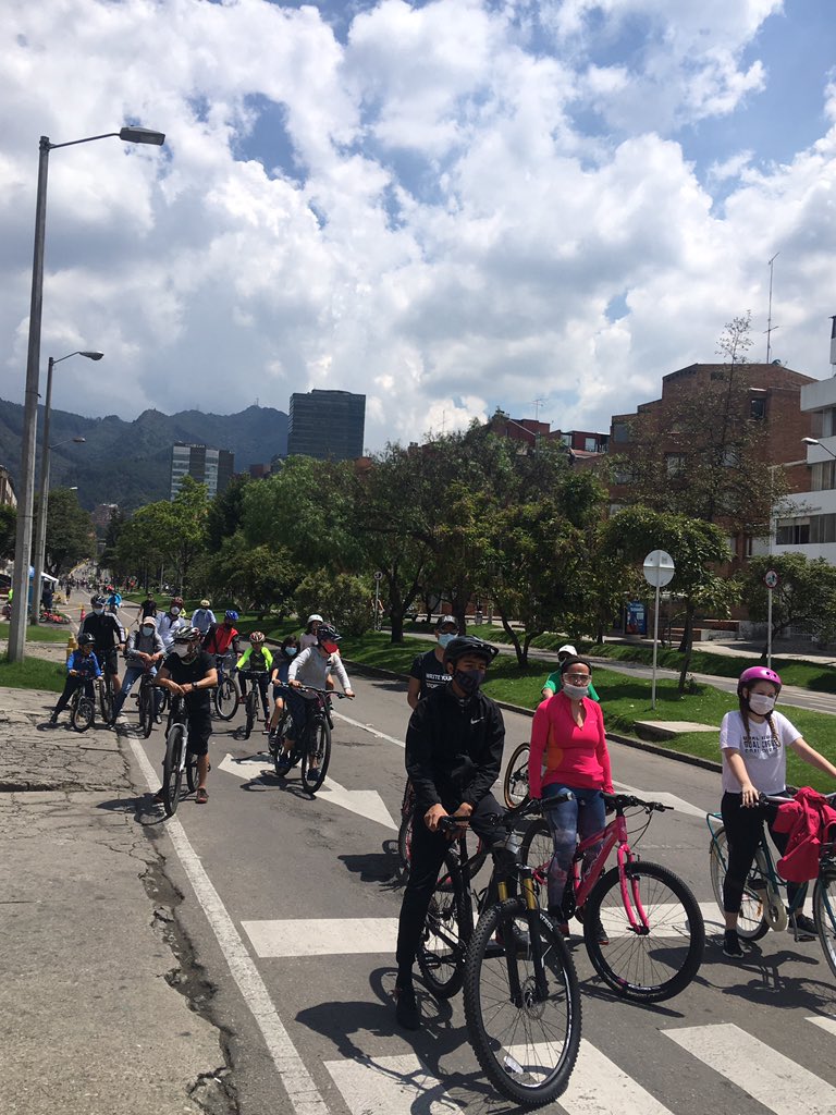 Penalosa_G's tweet photo. Gigantic benefits of Ciclovia Rec. / Open Streets: all citizens meeting as equals IF citywide, CEOs &amp; family meet w their minimum wage workers &amp; families, as equals. Powerful. Another, multi-generation. Small children to old-older, mixing joyfully. #DoableEverywhere! https://t.co/ulCyx1jBIh