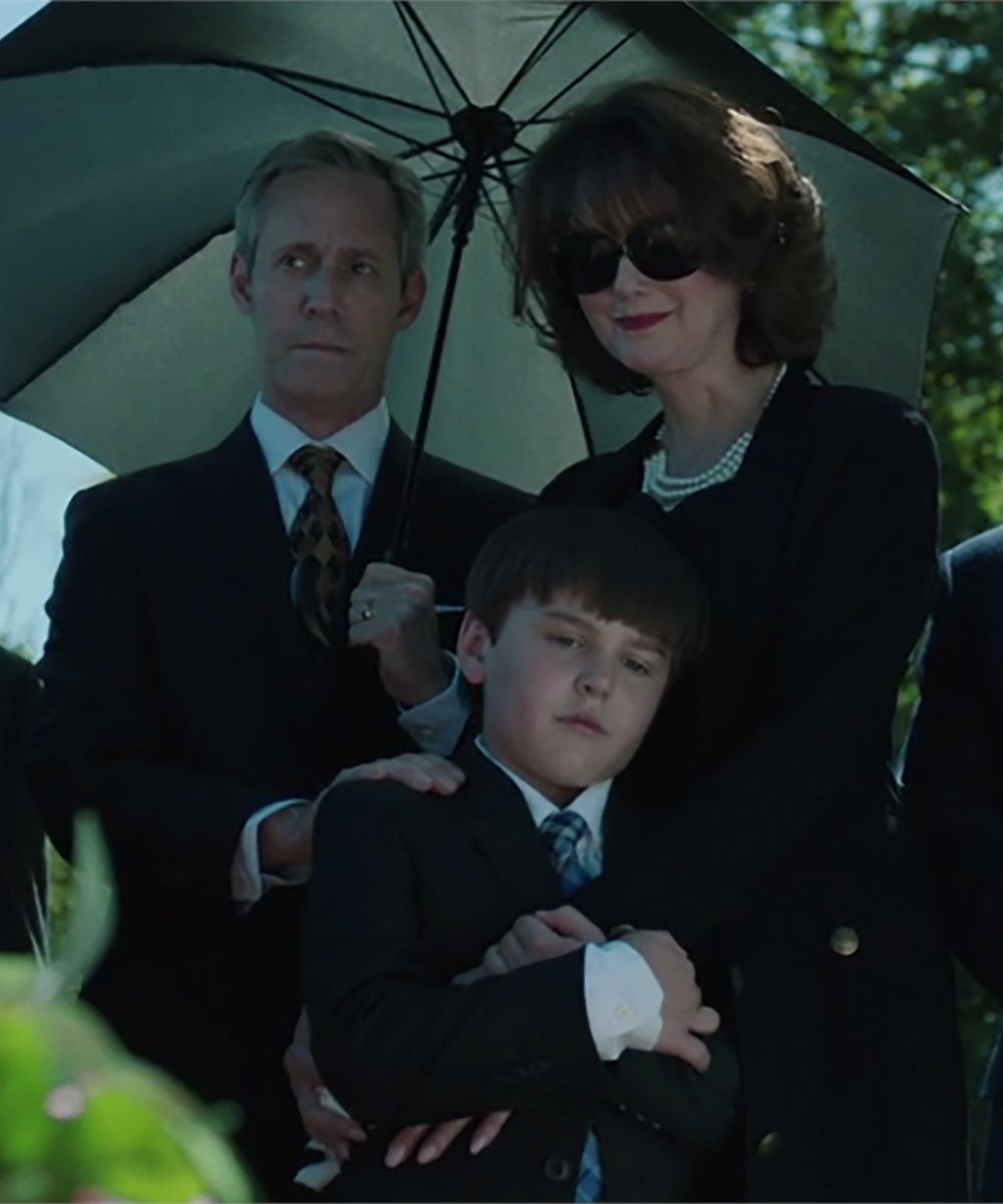 Existe una miniserie "¿Quien mató a JonBenet?" que aseguran, basados en el documental, que el responsable de la muerte de la pequeña es su propio hermano Burke, quien hoy tiene 29 años de edad, y en aquel momento tenía… nueve.