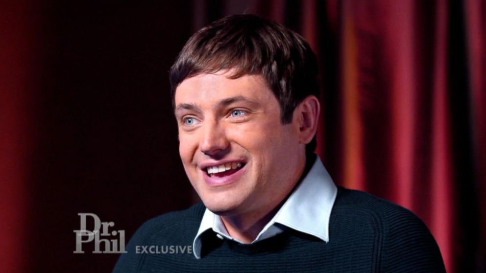 Existe una miniserie "¿Quien mató a JonBenet?" que aseguran, basados en el documental, que el responsable de la muerte de la pequeña es su propio hermano Burke, quien hoy tiene 29 años de edad, y en aquel momento tenía… nueve.