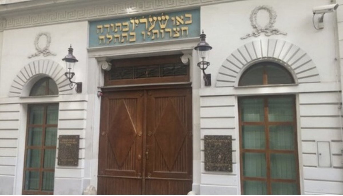 Meyer_Habib's tweet photo. Immense émotion #attentats #synagogue Quelles caricatures il y a t’il à #Vienne ? Un objectif : détruire la civilisation judéo-chrétienne. C’est la définition du Djihad!! 
C’est eux ou nous. On revient 1000 ans en arrière aux guerres de religions, plutôt la guerre d’UNE religion! https://t.co/gCZQTAZTKb