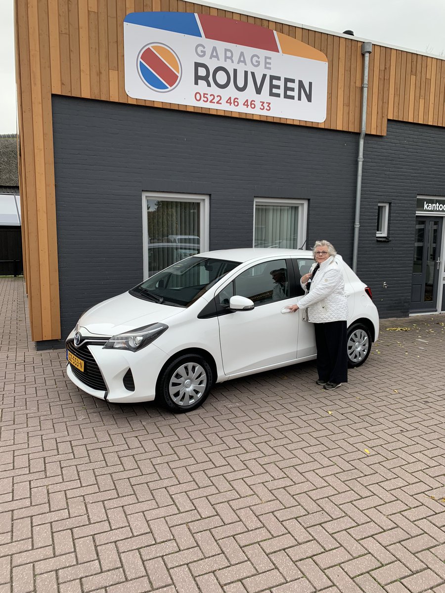 Vandaag Hellen onze #binnenhuisarchitect blij gemaakt met de Toyota Yaris Hybrid!! Hellen heel veel rijplezier met de nieuwe auto!! Auto gaat mee naar Oldeholtpade!!