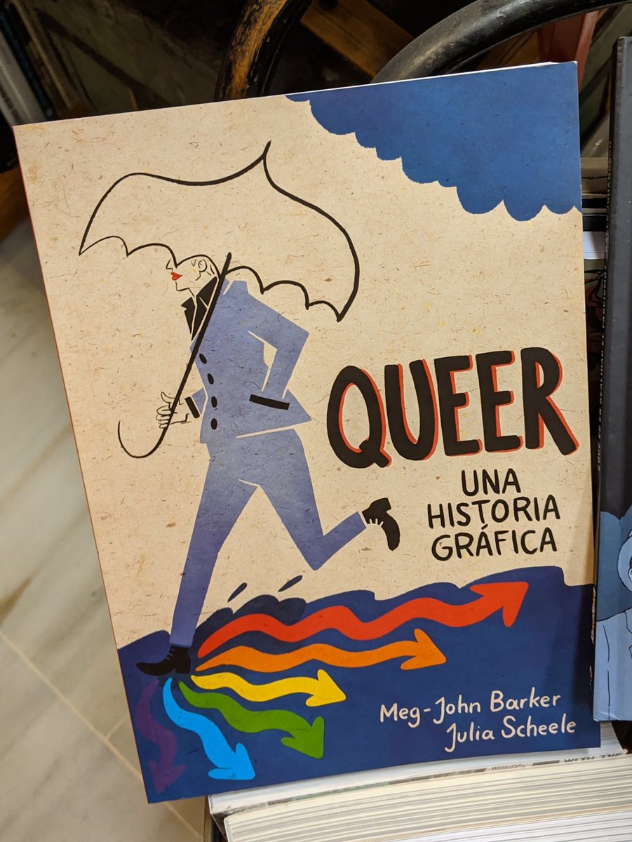 Para mis seguidores hispanohablantes (ahora ya sé que sois mayoría): el libro también se ha publicado traducido al español. Al menos en España lo he visto en librerías. Súper recomendable.