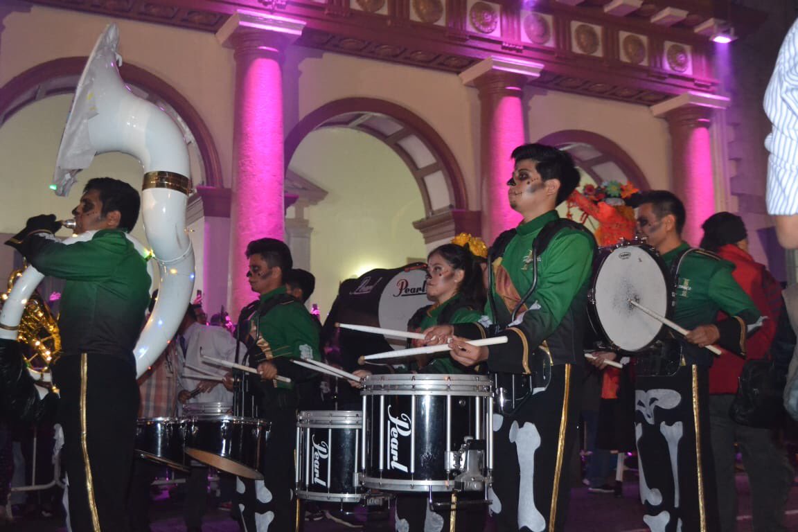 Halconesmbmex's tweet photo. Después de todo la muerte es síntoma de que hubo vida 💀🌼🇲🇽
#orgullohalcón #xalapa #mexico #marchingband #colorguard #marchingpercussion #yosoyhalcón #diademuertos https://t.co/Iom03xoPH0